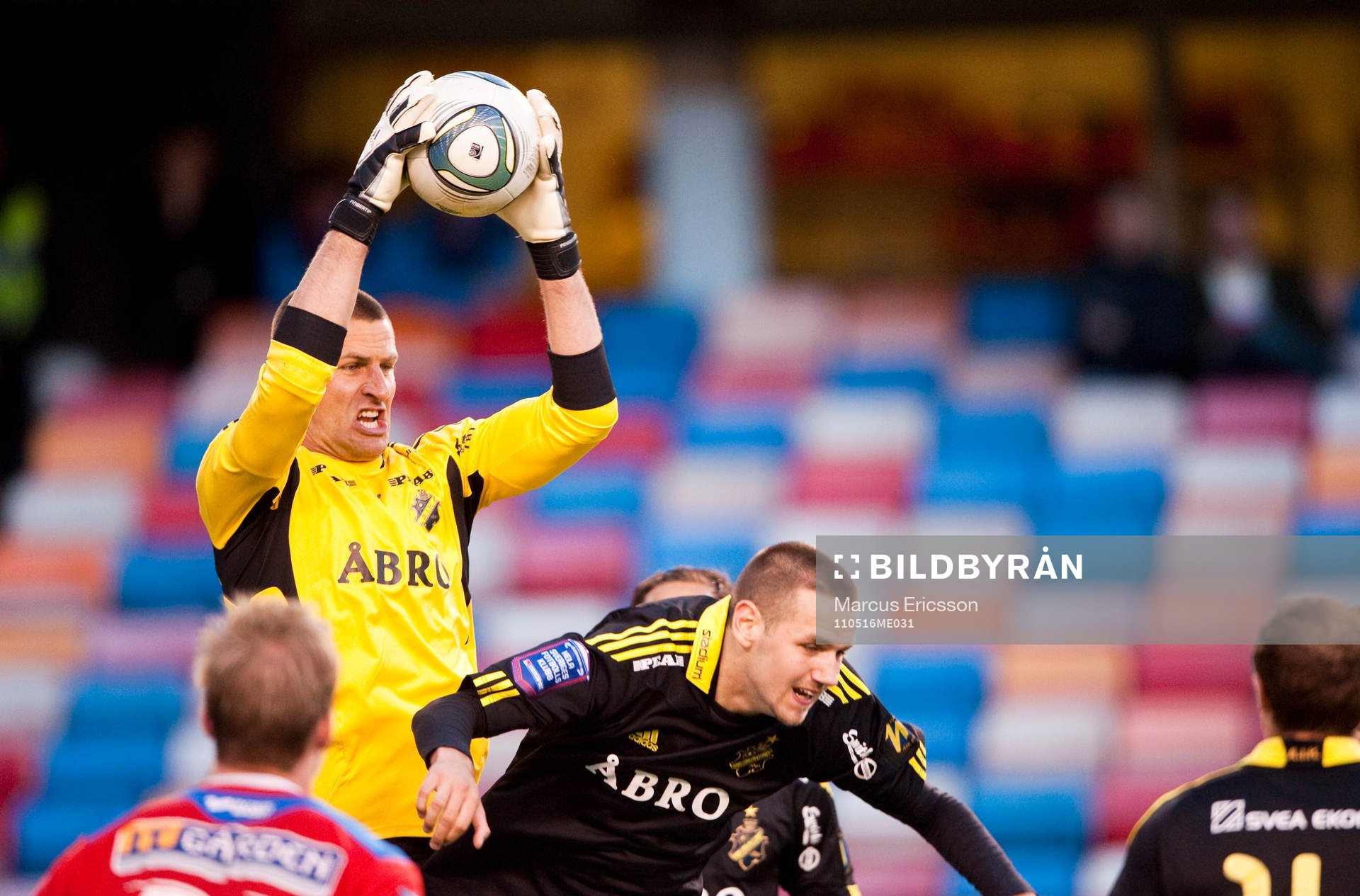 Ivan Turina, målvakt AIK plockar ned bollen