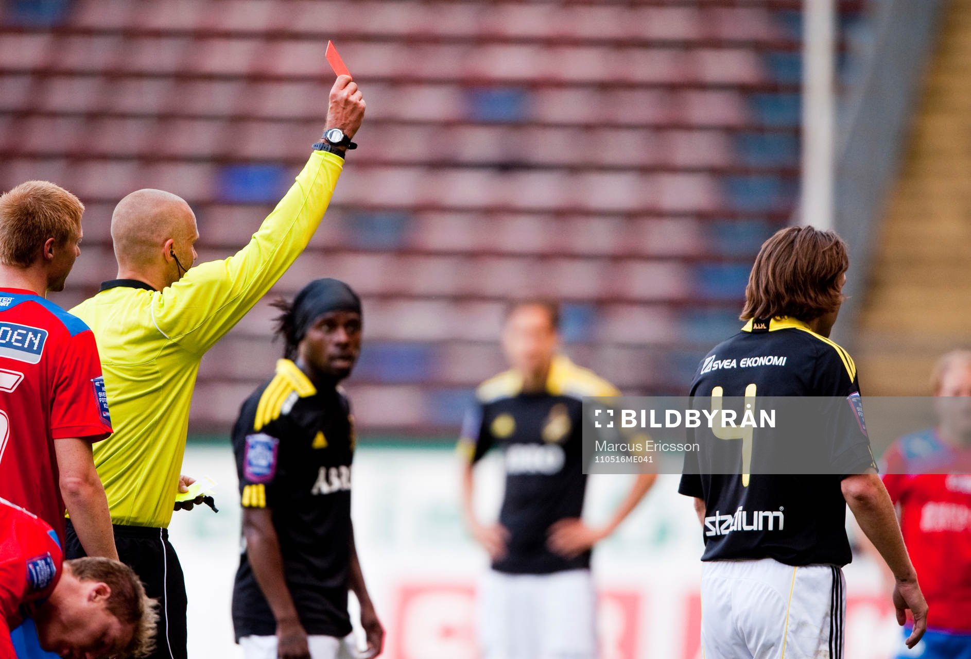 Nils-Eric Johansson, AIK får rött kort