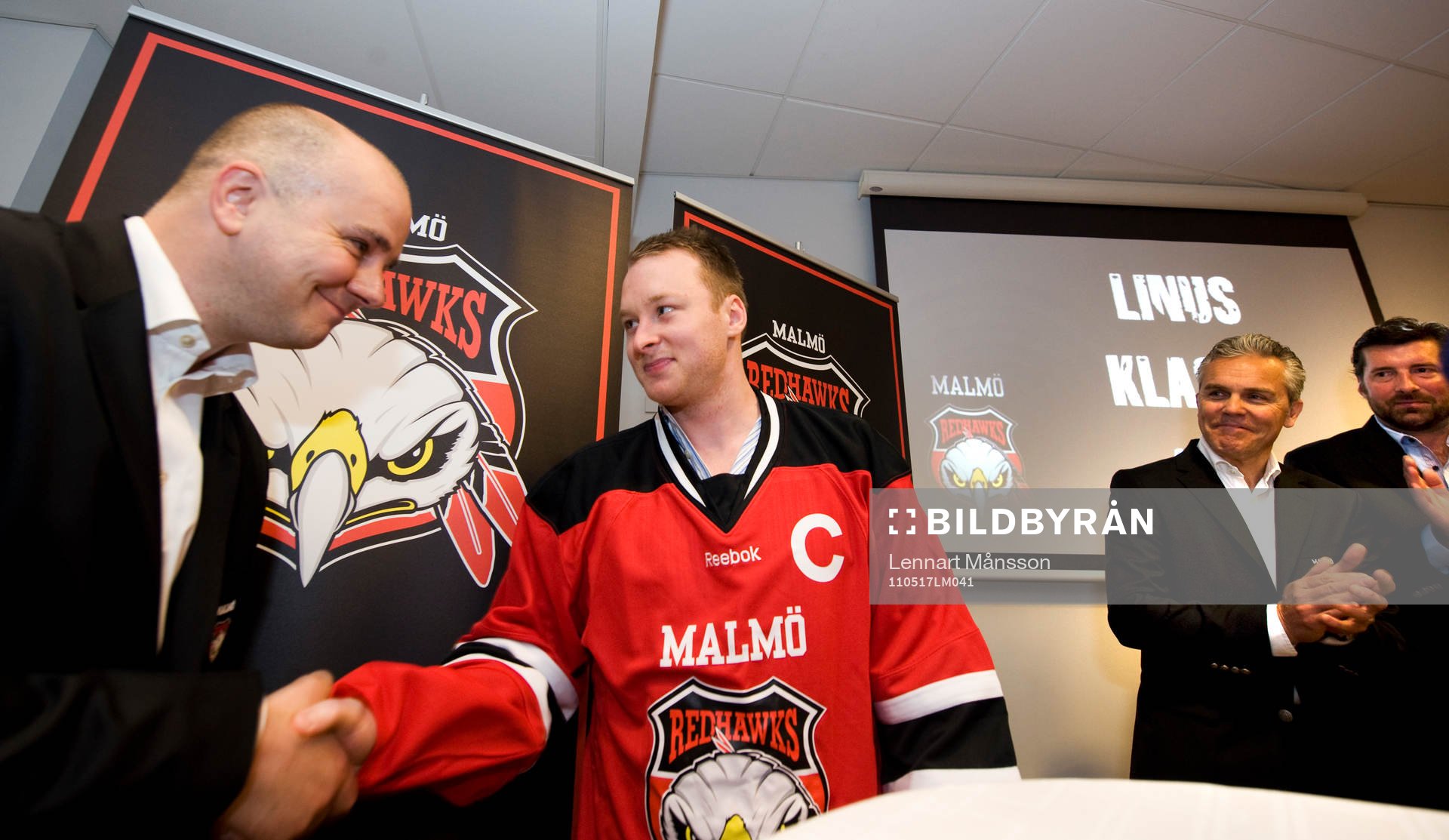 Linus Klasen hälsas välkommen av sportchefen Stefan Nyman