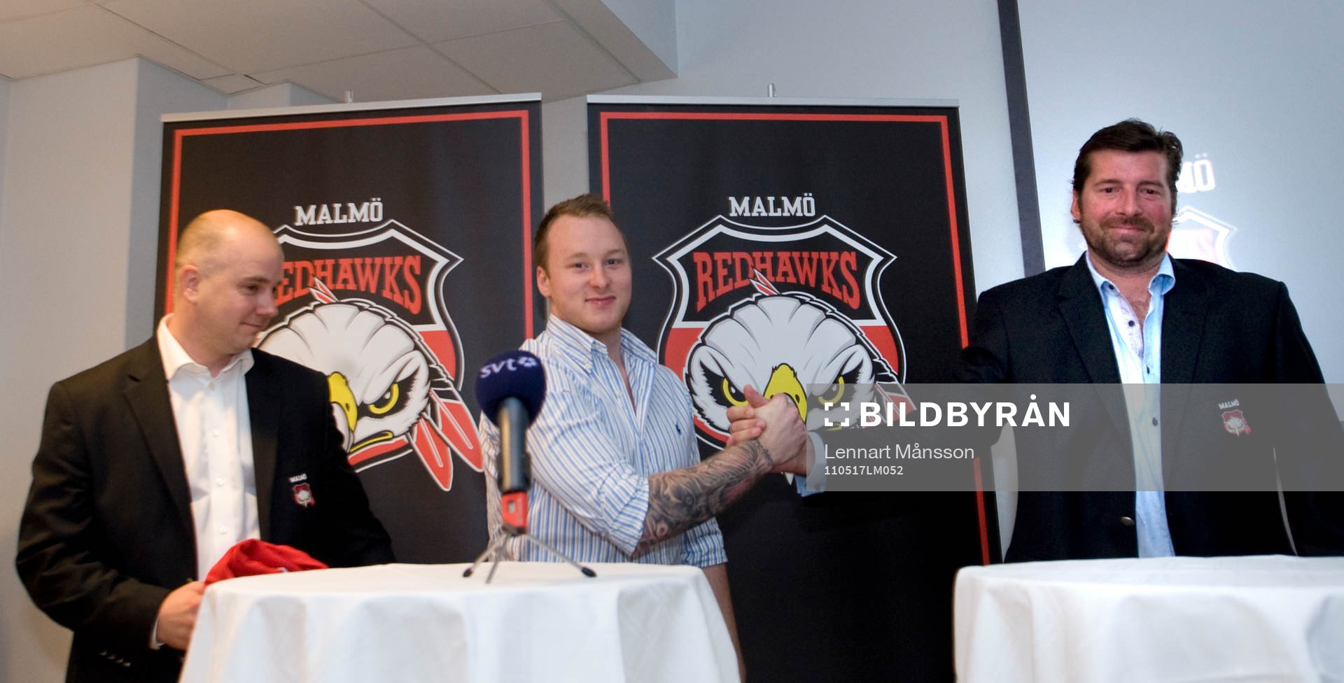 Linus Klasen hälsas välkommen av sportchefen Stefan Nyman
