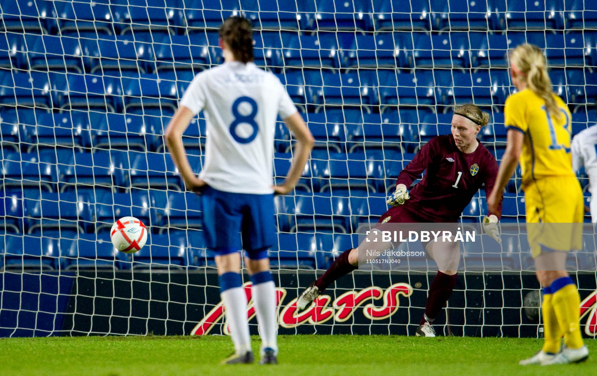 Hedvig Lindahl, måkvakt Sverige, går åt fel håll på
