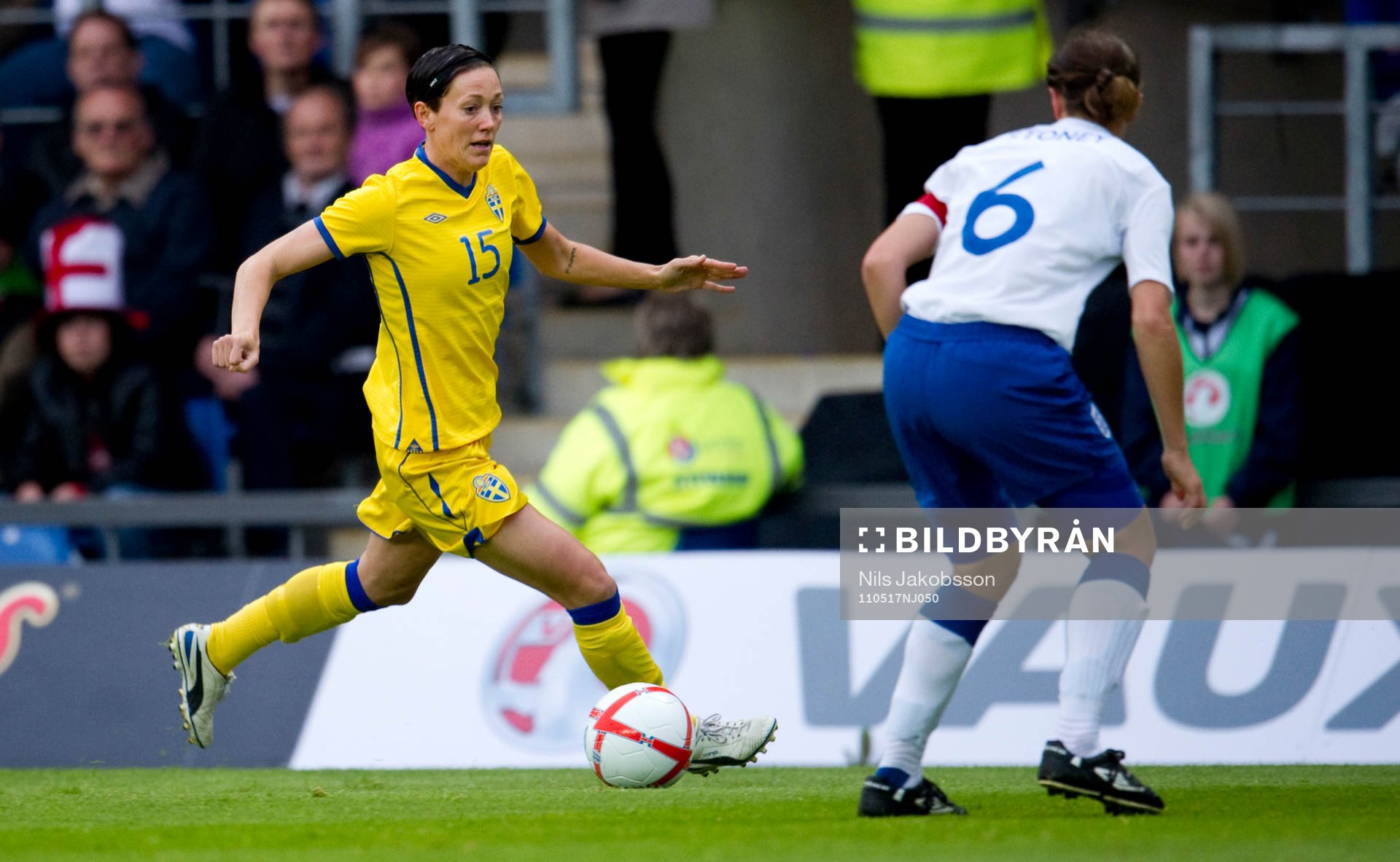 Therese Sjögran, Sverige, Casey Stoney, England