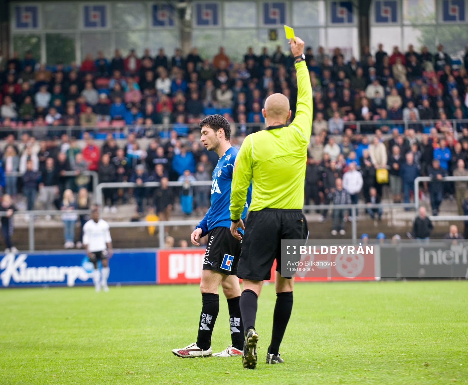 Anel Raskaj, Halmstad, Michael Lerjéus, domare, visar gult