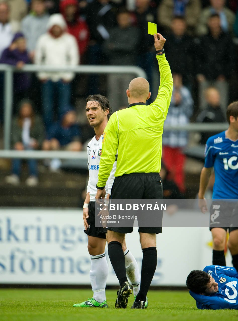 Nordin Gerzic, Örebro, Michael Lerjéus, domare, visar