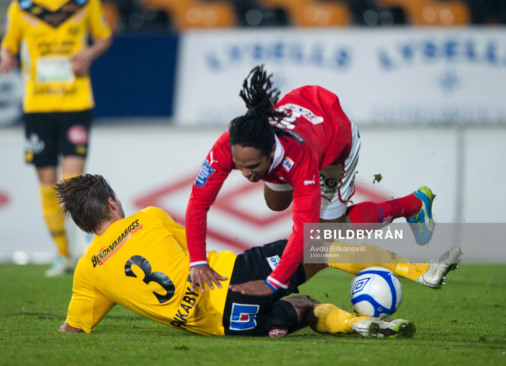 Anders Wikström, Mjällby, kapar Jonathan McDonald, Kalmar