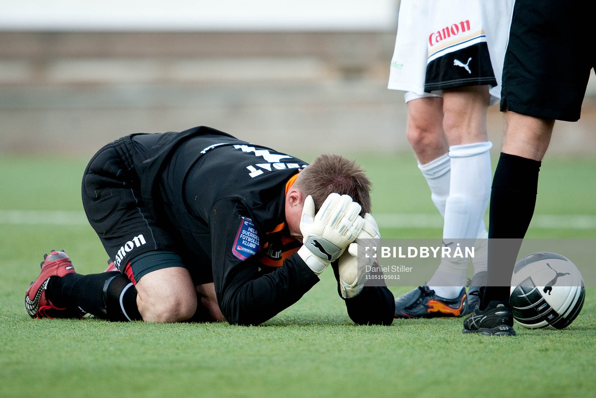 Johan Hagman, målvakt Qviding, får en smäll