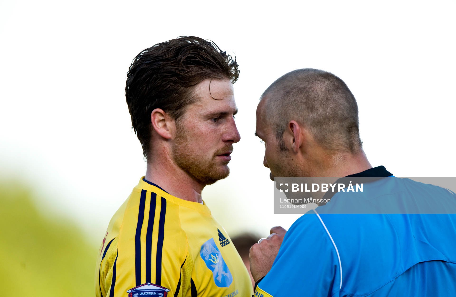 Jim Petersson, domare pratar med Björn Westerblad,