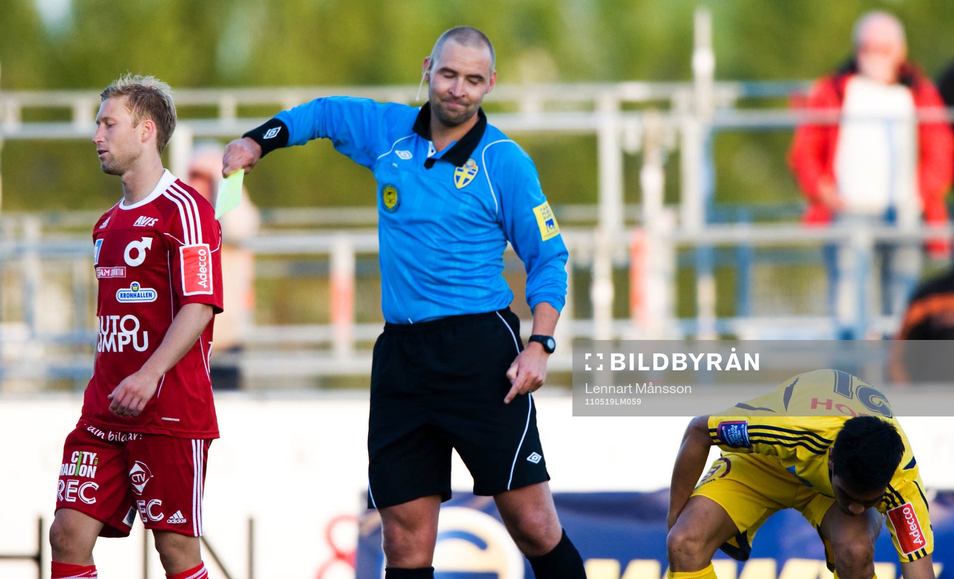 Jim Petersson, domare, Motala, utdelar en varning till