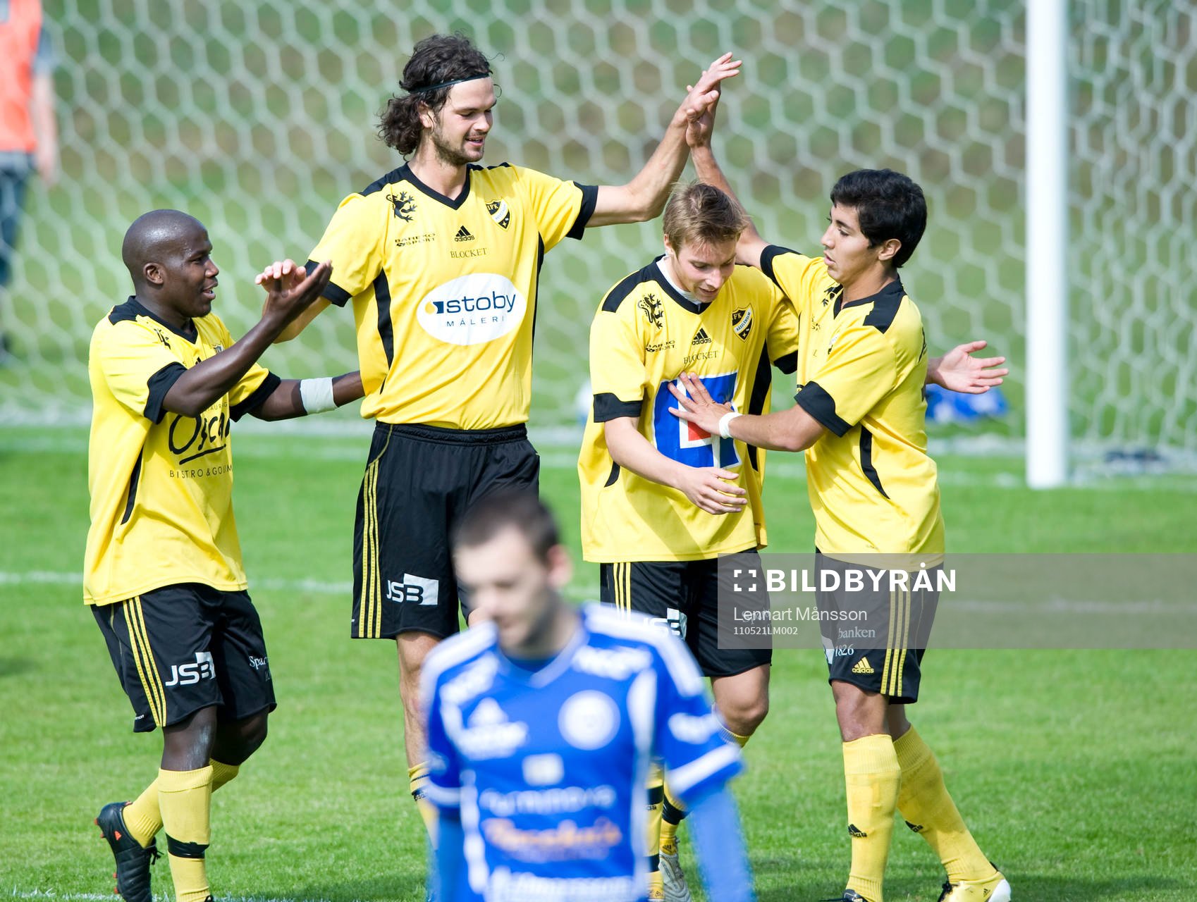 0-6, Filip Thurn har fullbordat sitt hattrick och grattas