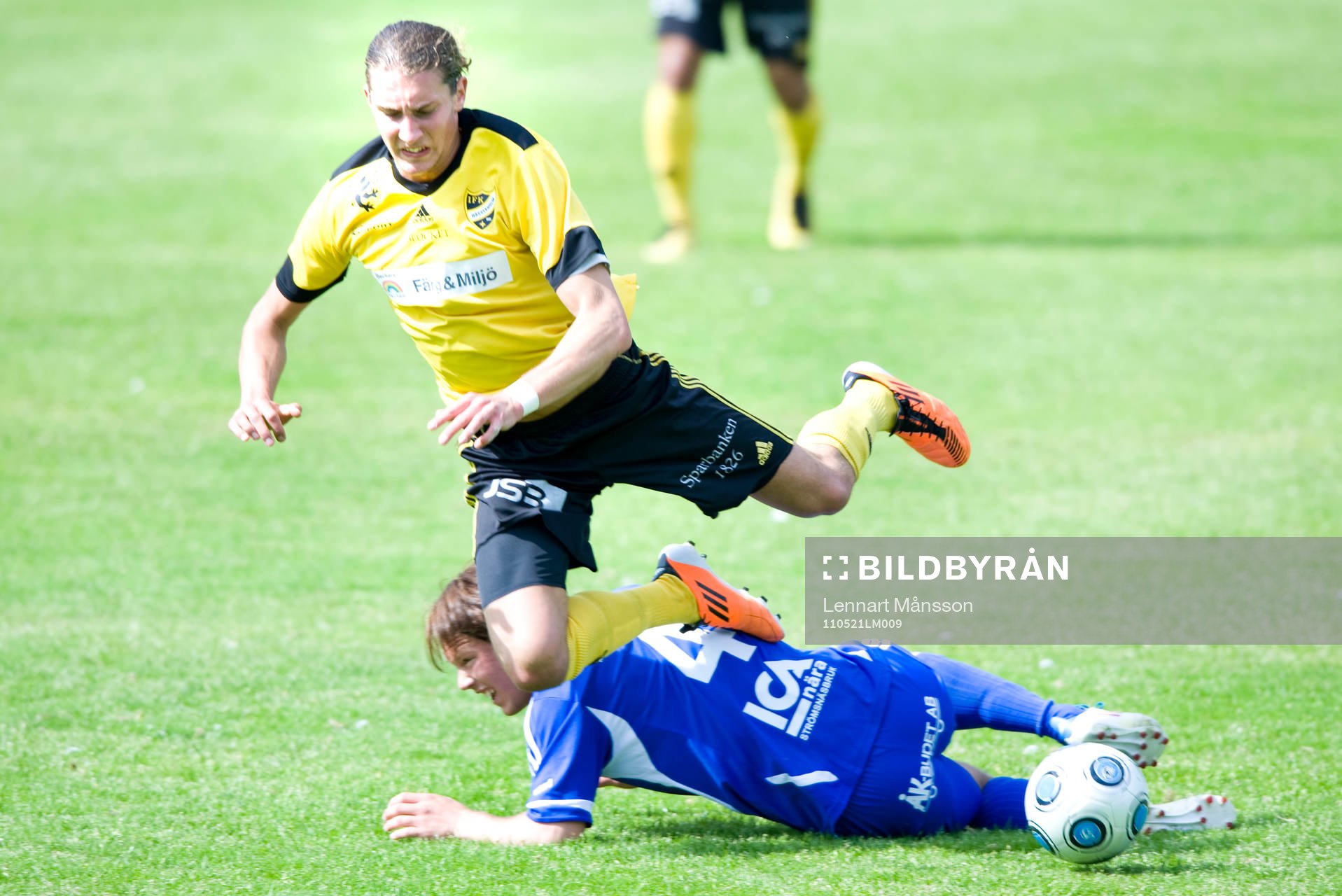 Christian Eriksson, Hässleholm,  tacklas av Axel Persson,