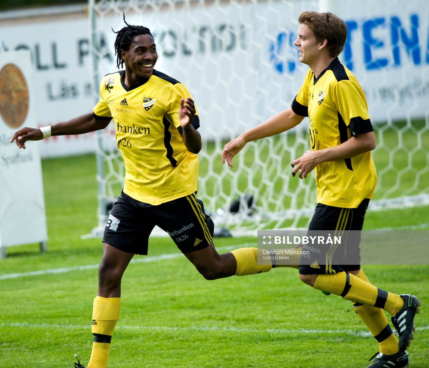 Ayanda Nkili och Johan Birgersson, IFK Hässleholm, jublar