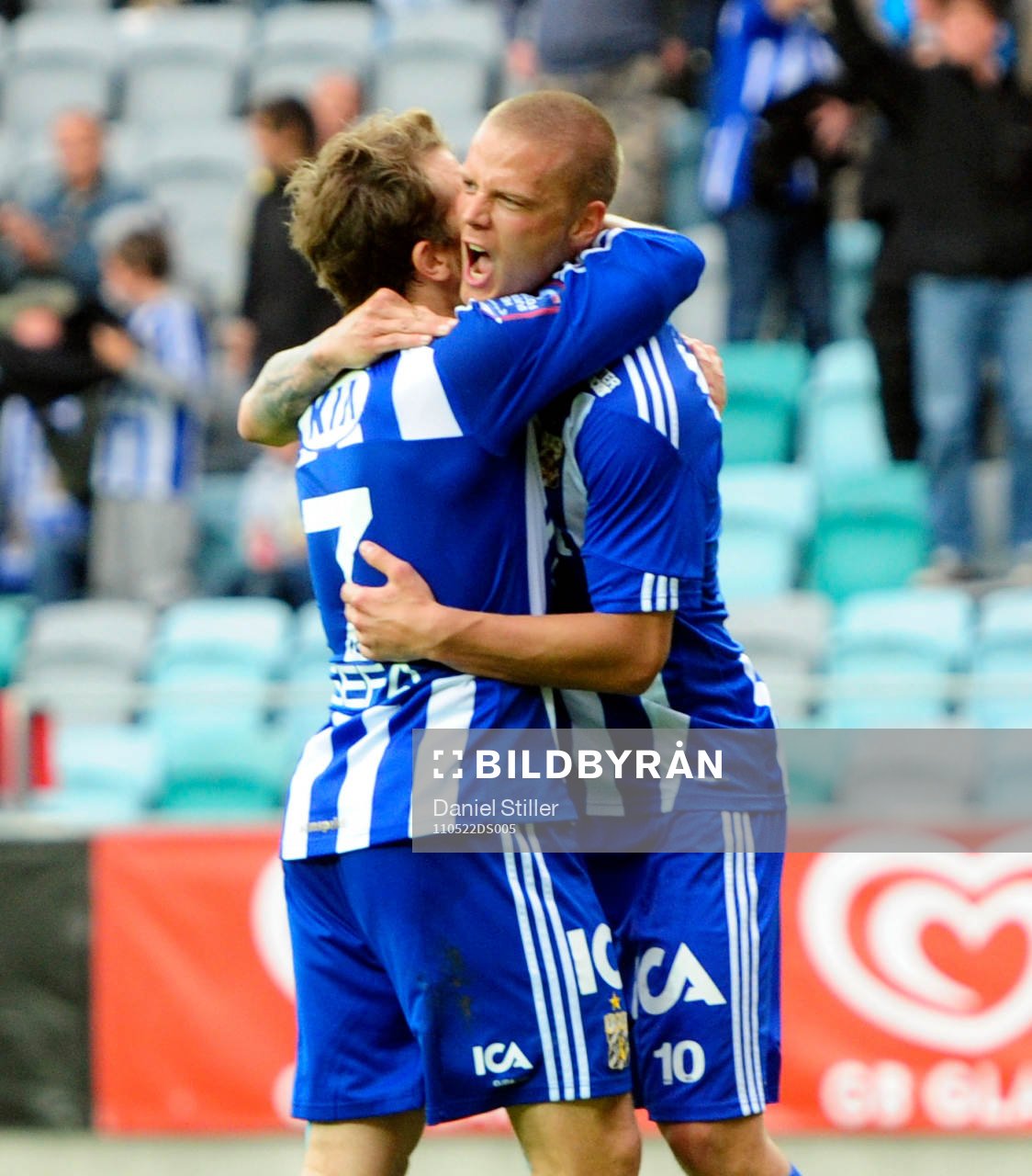 Tobias Hysén gratulerar målskytten Ragnar Sigurdsson,