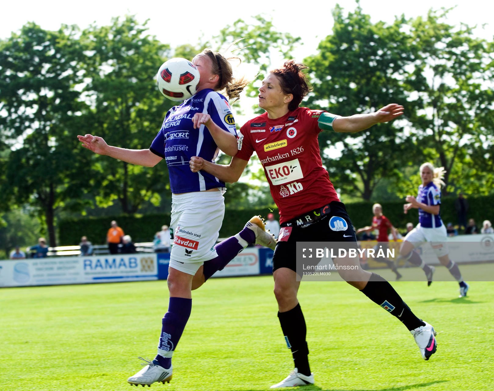 Susanne Moberg, Kristianstad, trycker en Jitex-spelare i