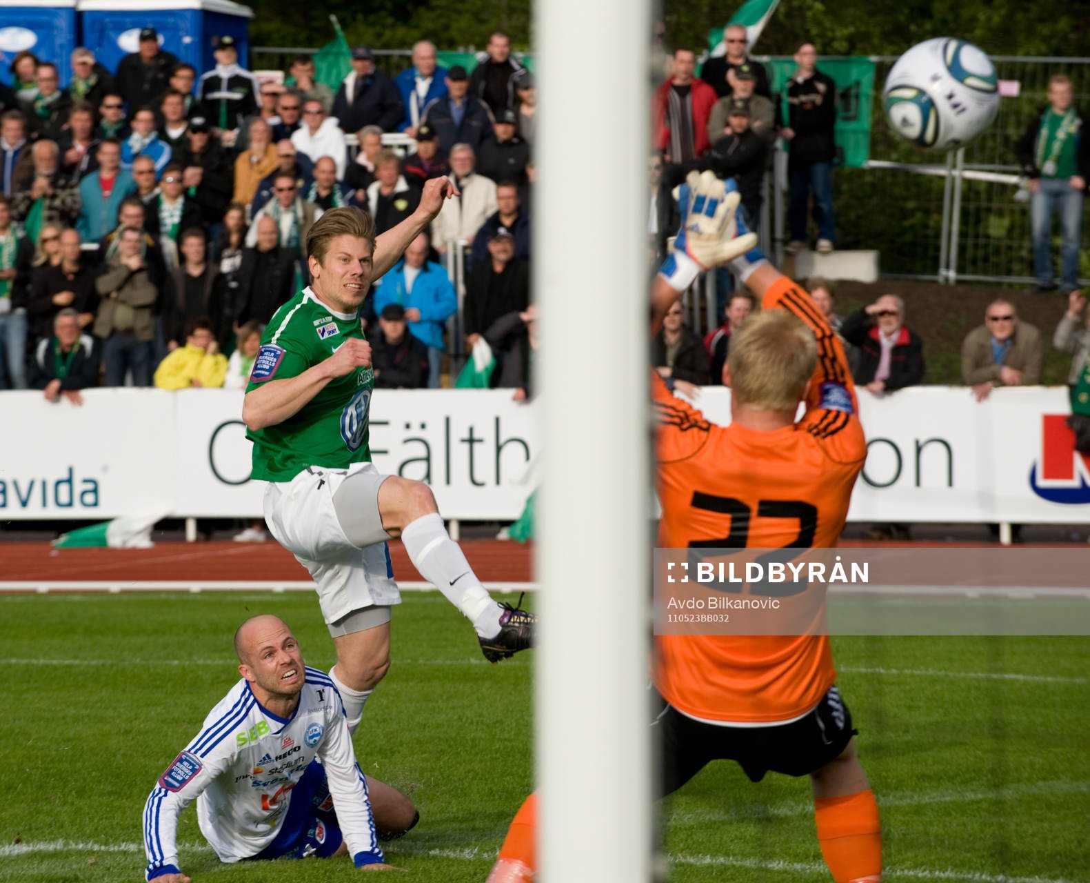 Johan Niklasson, Jönköping, skjuter in 0-1 målet, bakom