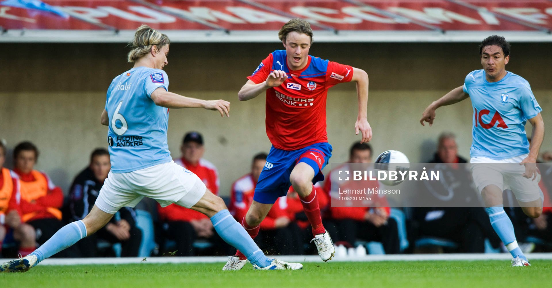Rasmus Jönsson, Helsingborg, tar sig förbi Markus Halsti,