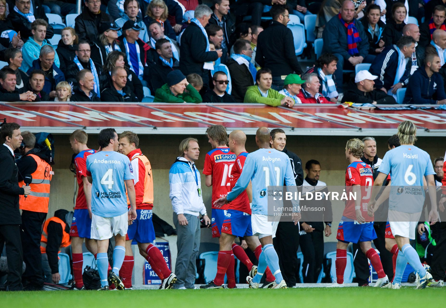 Matchen bryts, spelarna lämnar plan