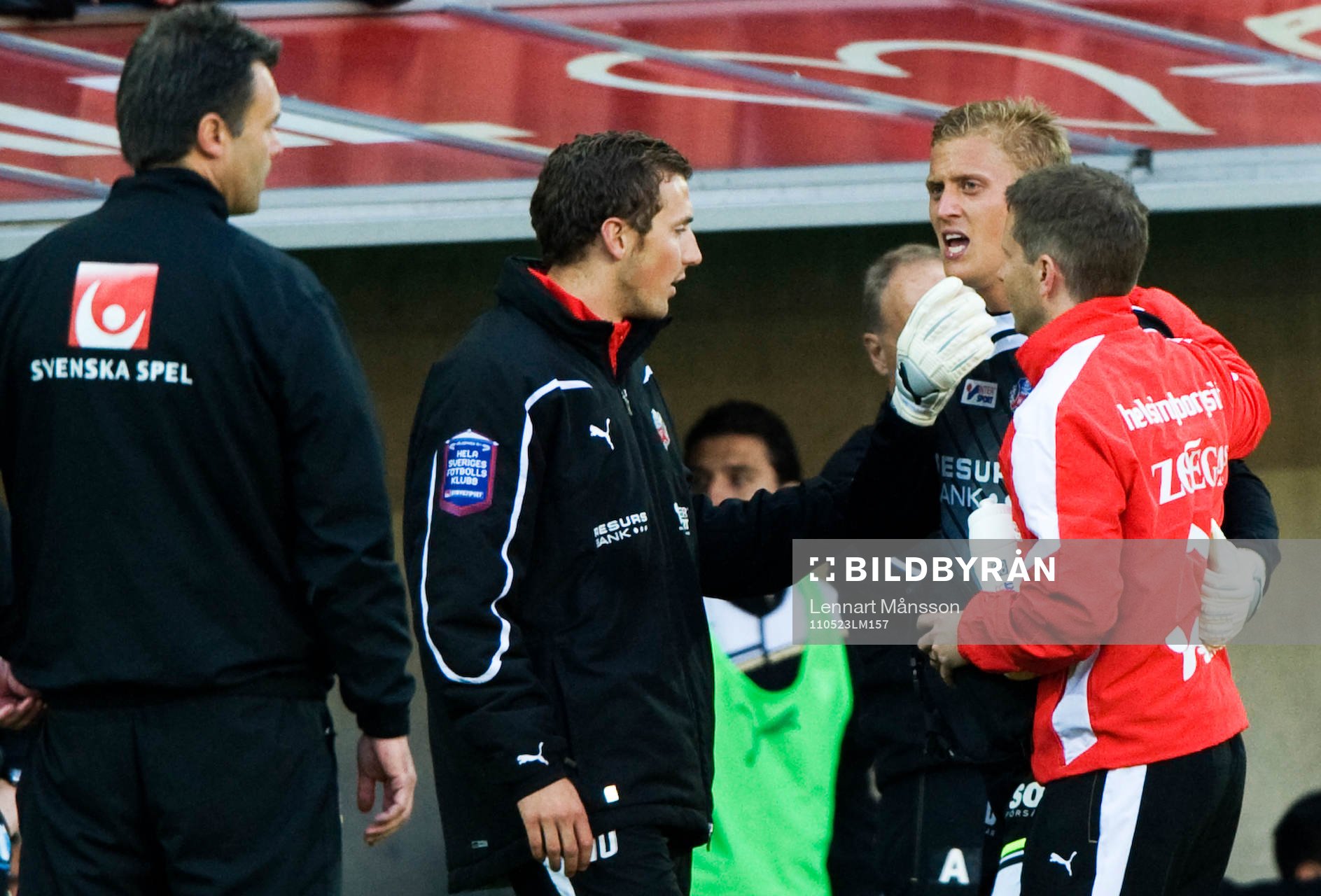 Pär Hansson, målvakt, Helsingborg, tas om hand