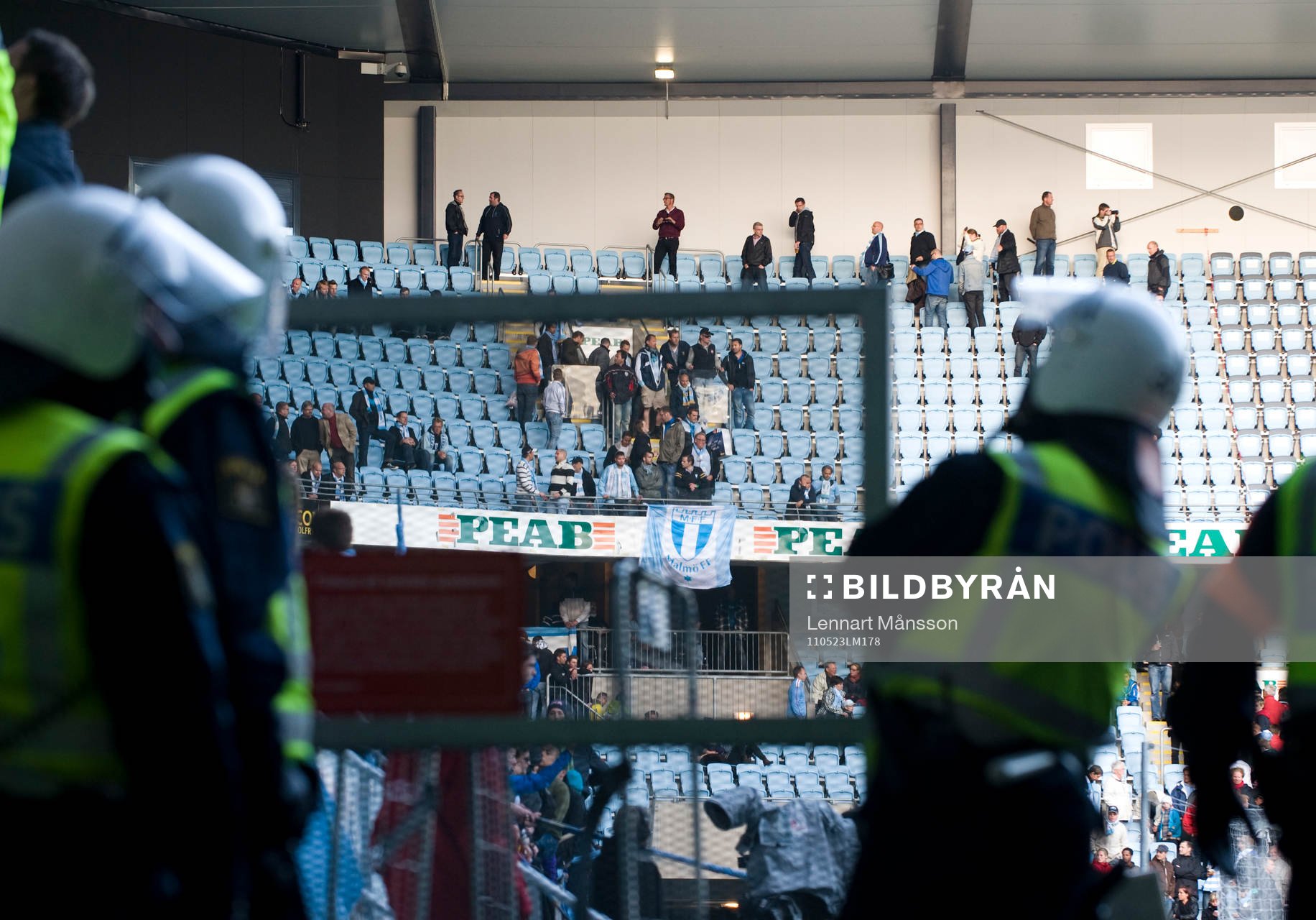 Ett stort polisuppbåd vid utrymningen av arenan