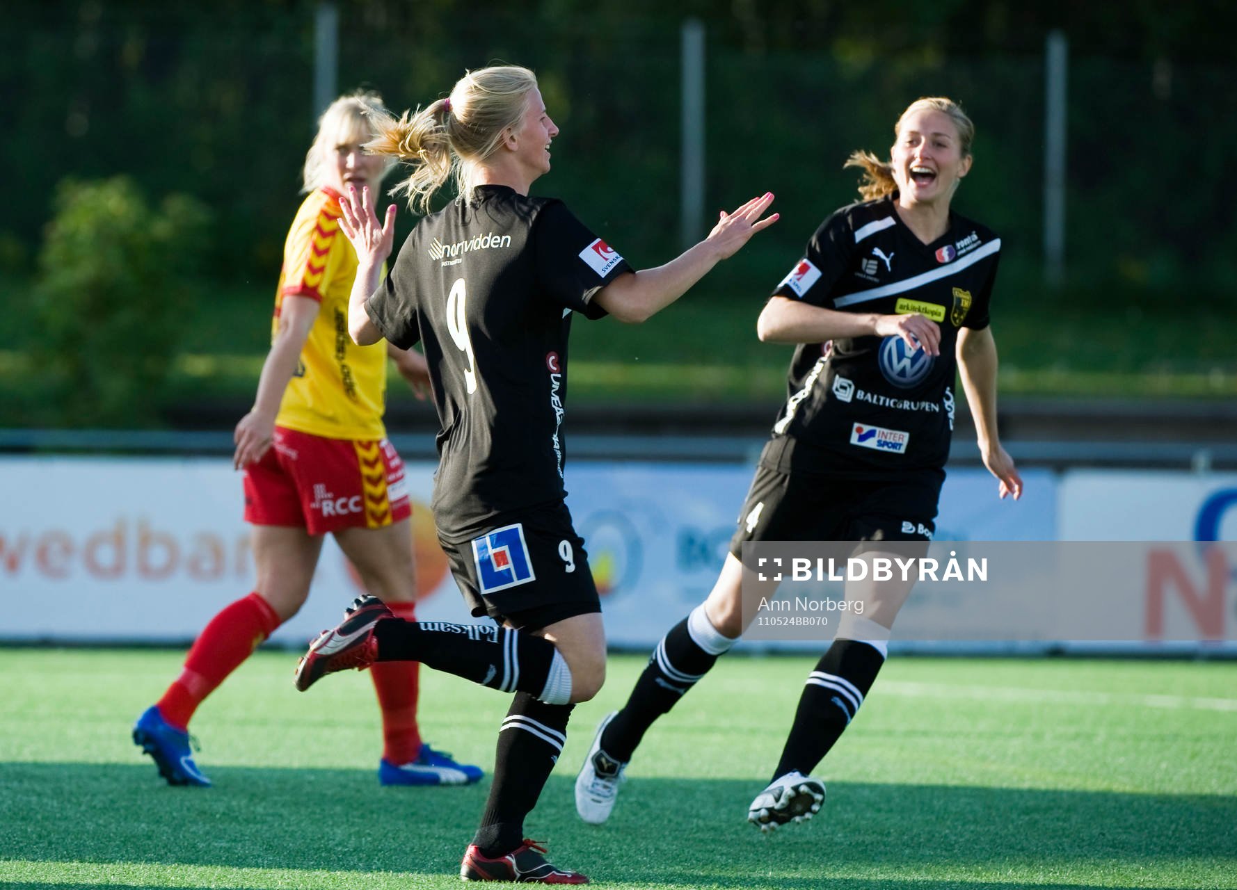 Sofia Jakobsson och Emmelie Konradsson, Umeå, jubel