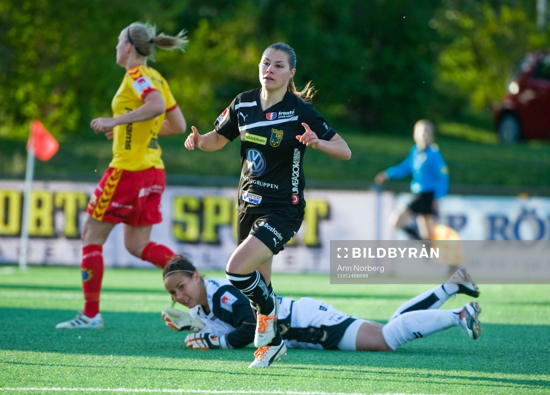 Ramona Bachmann, Umeå och Carola Söberg, målvakt, Tyresö