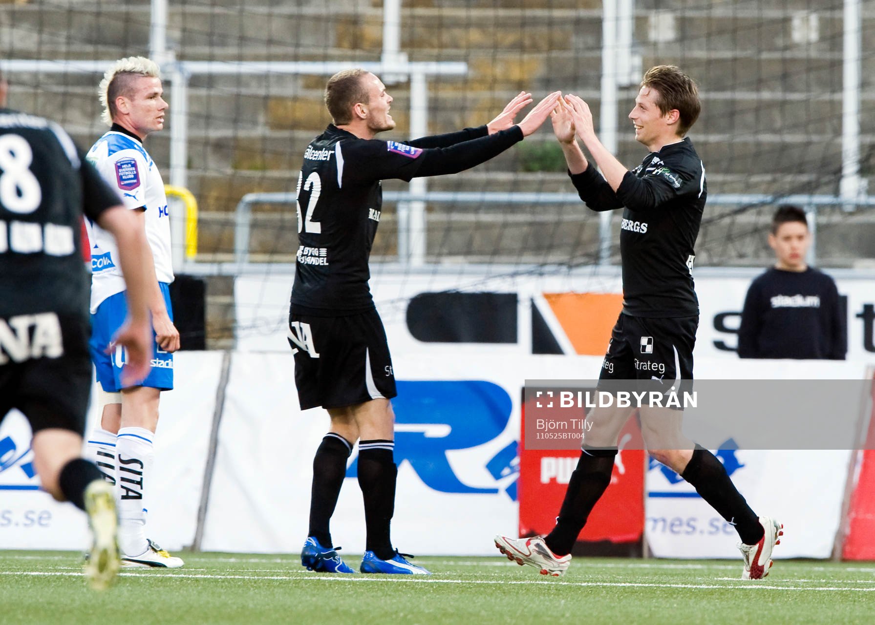  Petru Racu, Norrköping, Kushtrim Lushtaku och Patrik Anttonen, Örebro, jubel efter 0-2.