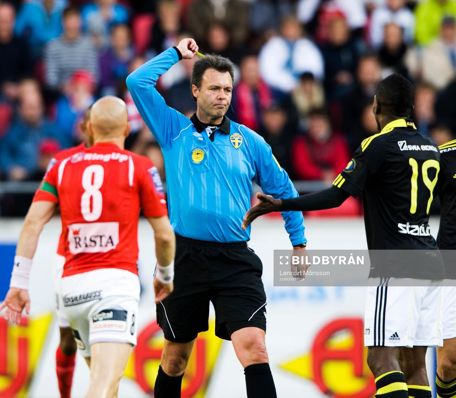 Martin Ingvarsson, domare, varnar Ibrahim Bangura, AIK