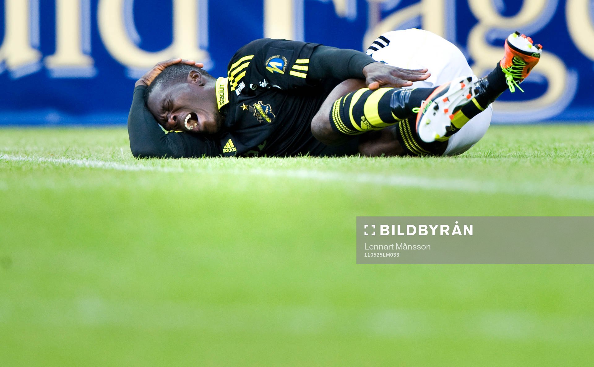 Tobias Carlsson, Kalmar, gör ner Ibrahim Bangura, AIK, och