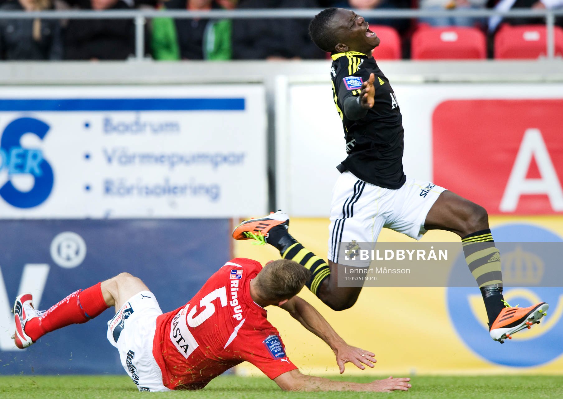 Tobias Carlsson, Kalmar, gör ner Ibrahim Bangura, AIK, och