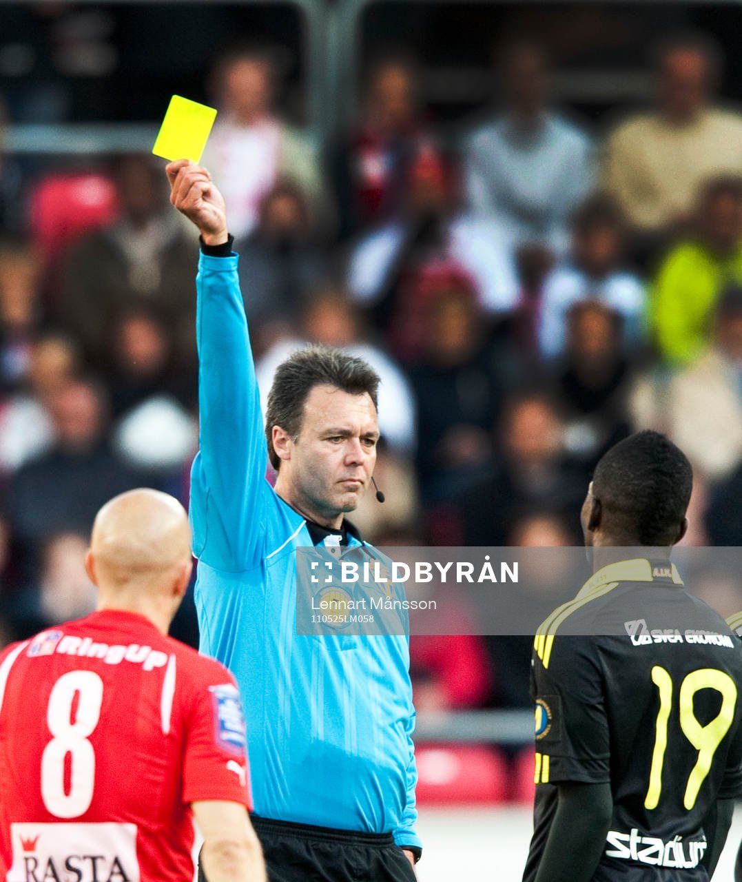 Martin Ingvarsson, domare, varnar Ibrahim Bangura, AIK.