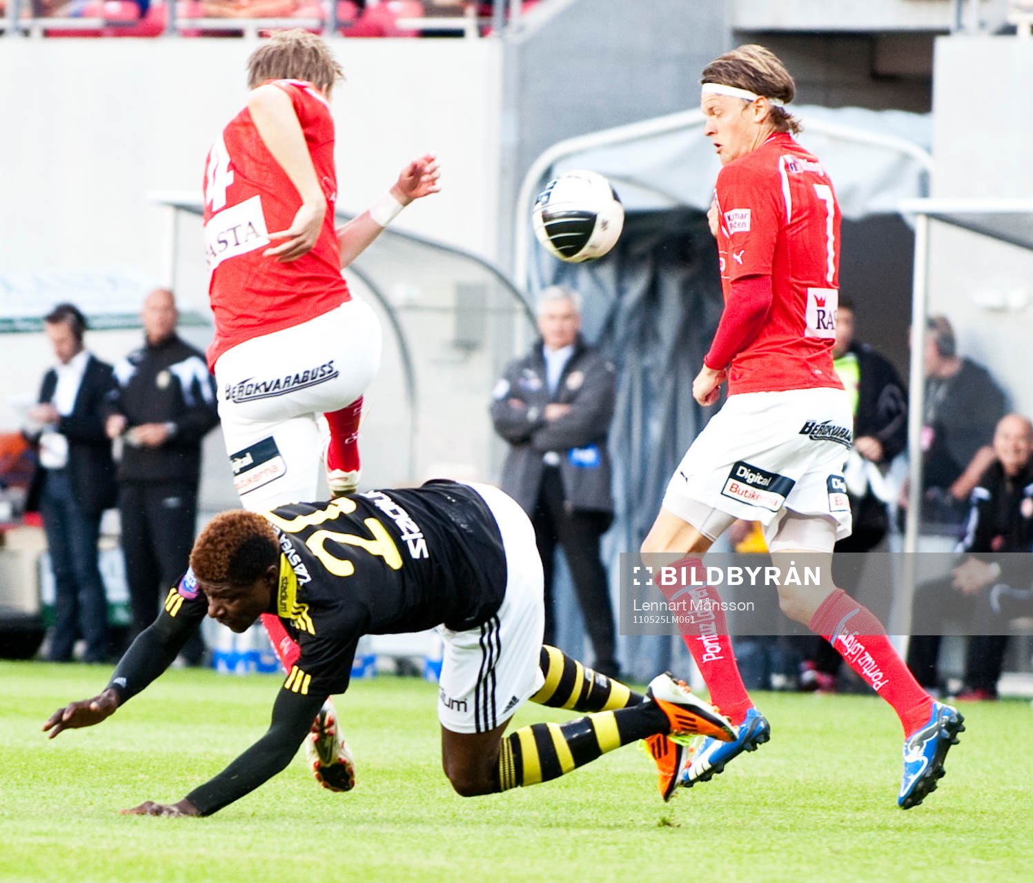 Mohamed Bangura, AIK fälls av Kristoffer Fagercrantz,