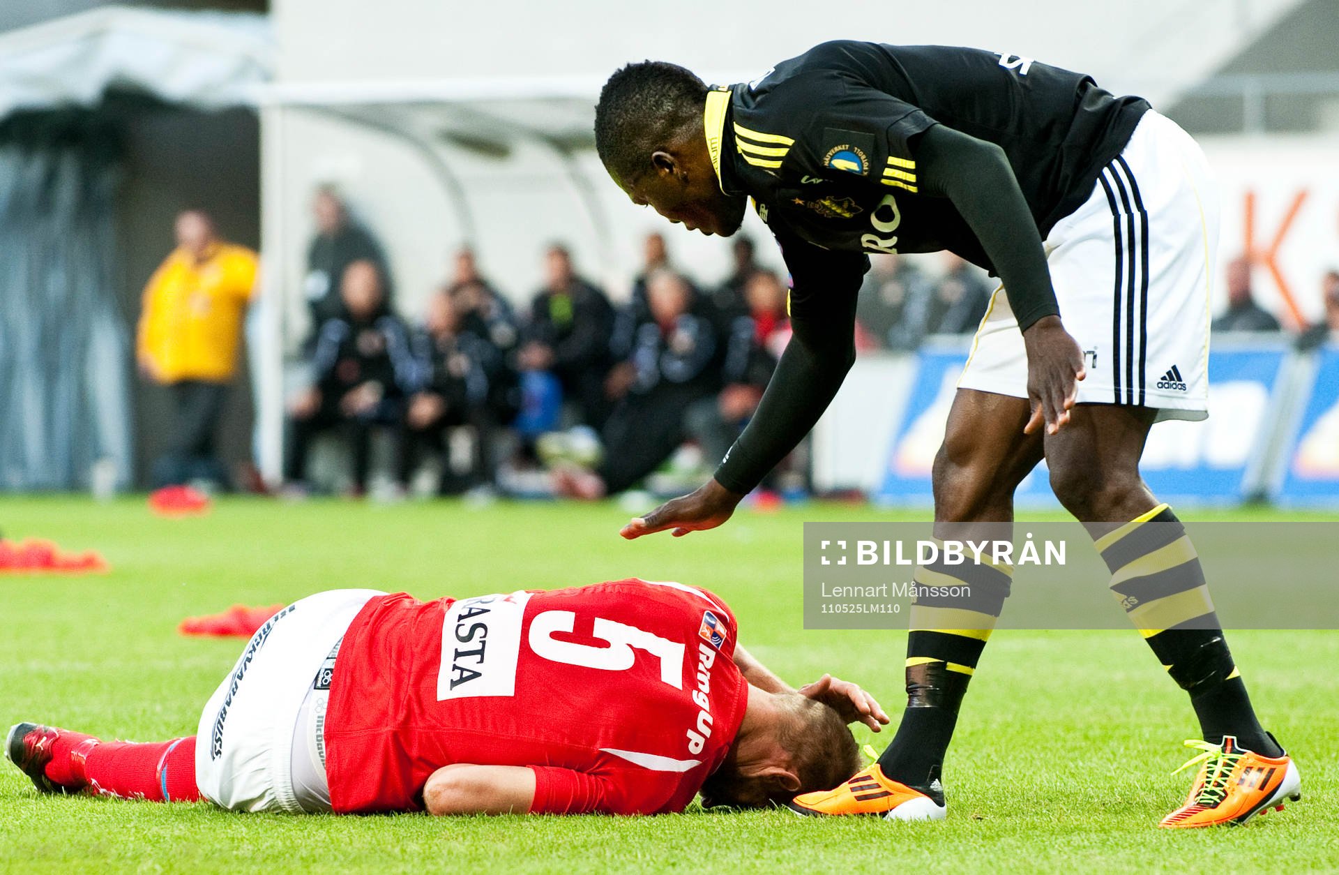 Tobias Carlsson, Kalmar och Ibrahim Bangura, AIK. Skada,