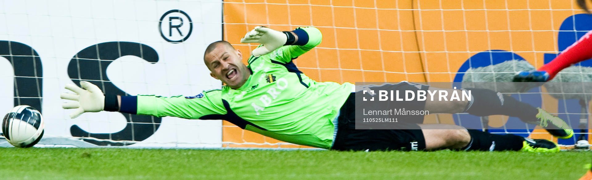 Ivan Turina, målvakt, AIK slänger sig
