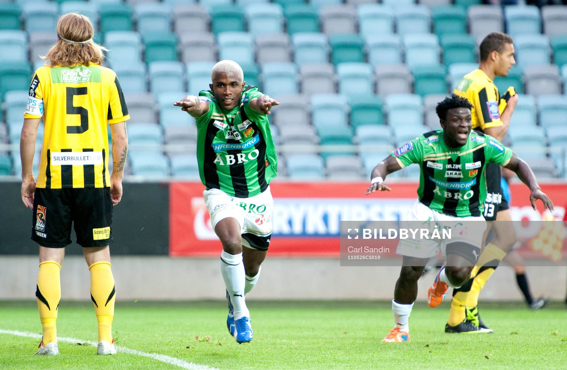 Eric Magloire Bassombeng, Razak Omotoyossi, Gais, jubel