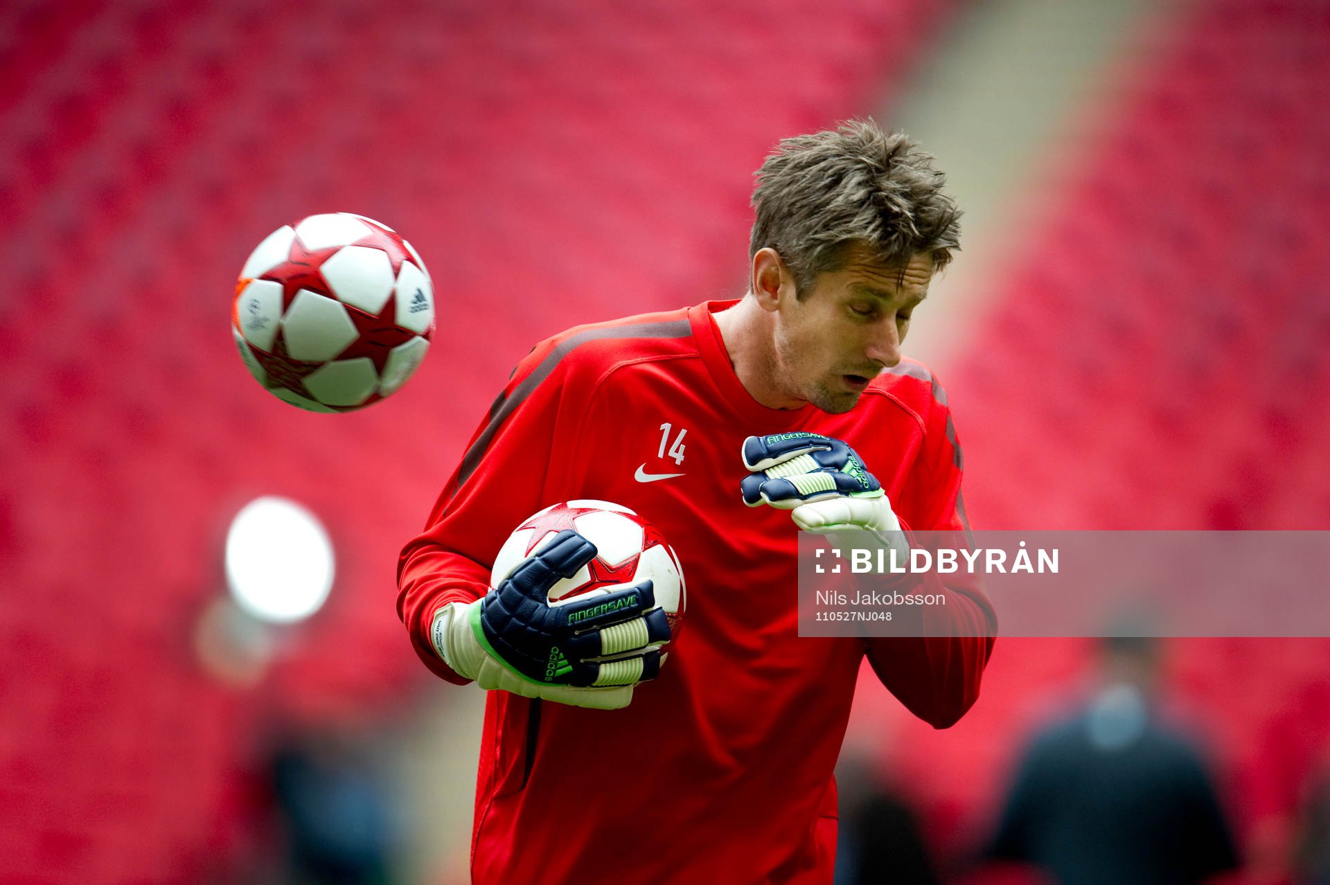 Edwin van der Sar, målvakt får en boll på sig från