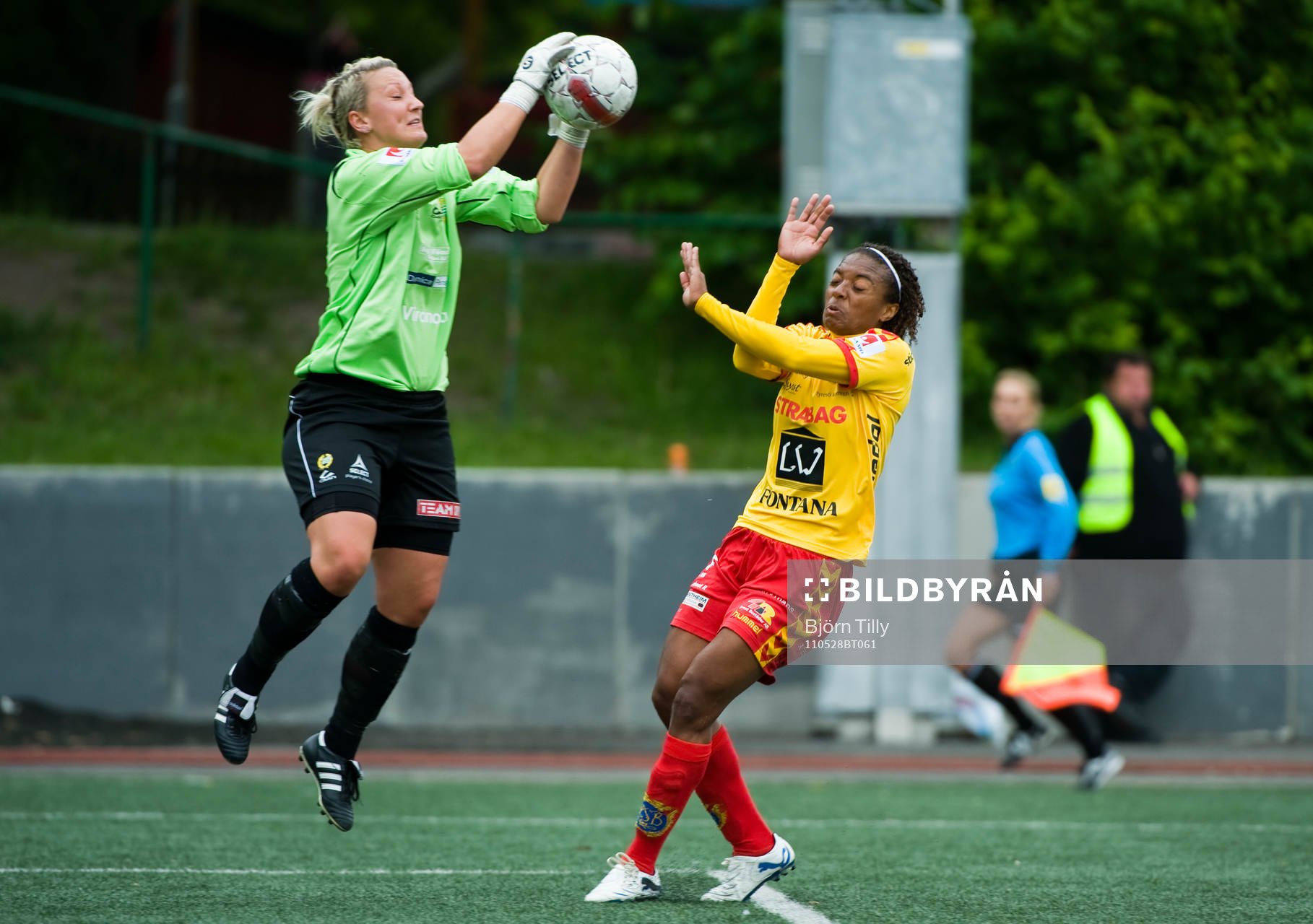  Veronica Arneflod, målvakt, Hammarby och Elaine Estrella Moura,Tyresö.