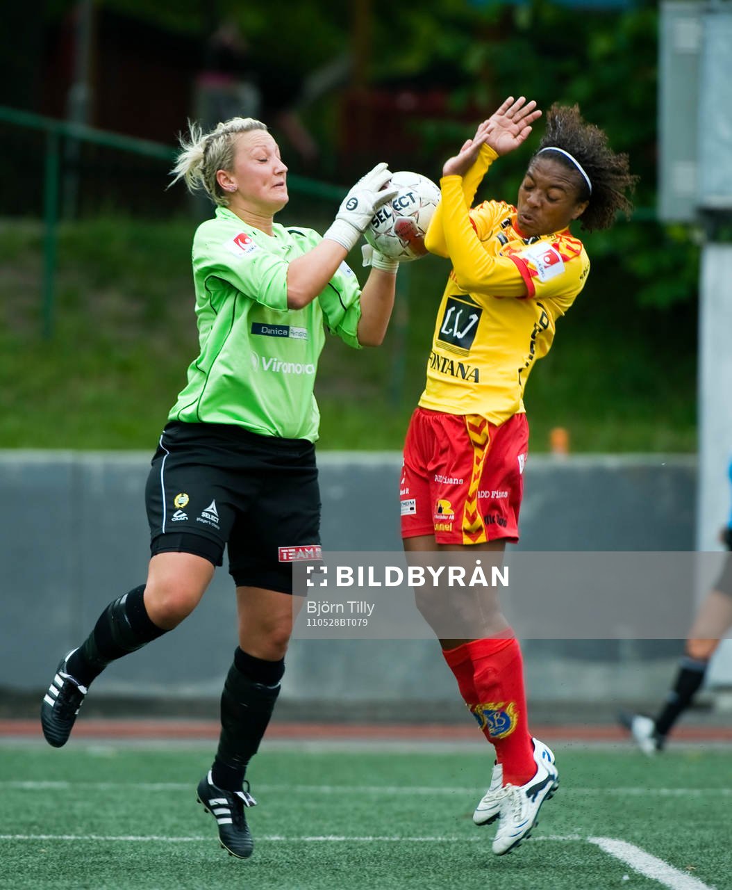  Veronica Arneflod, målvakt, Hammarby och Elaine Estrella Moura,Tyresö.
