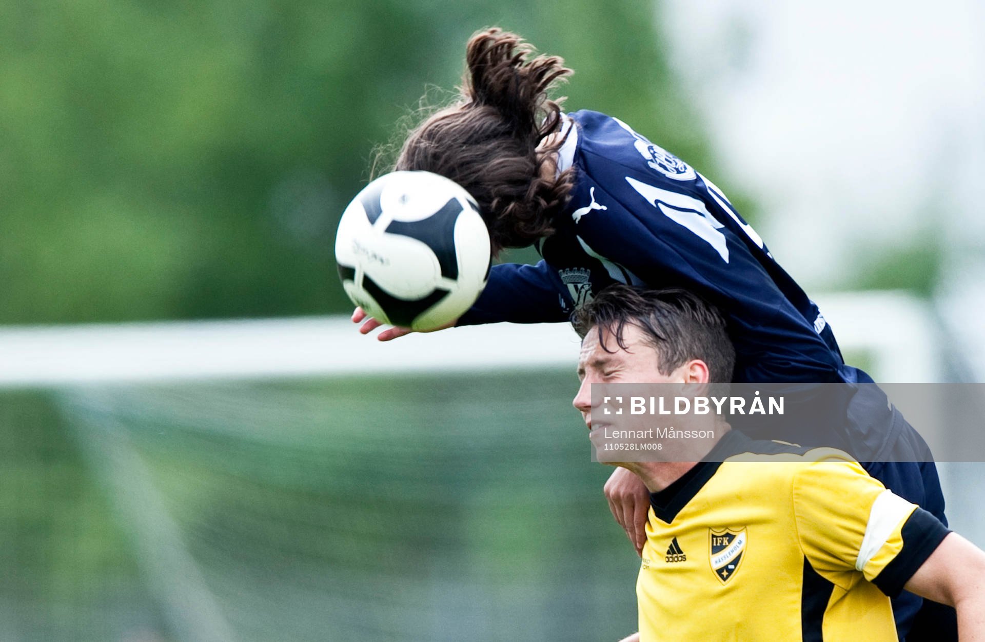 En Kristianstads-spelare flyger över Oscar Johannesson,