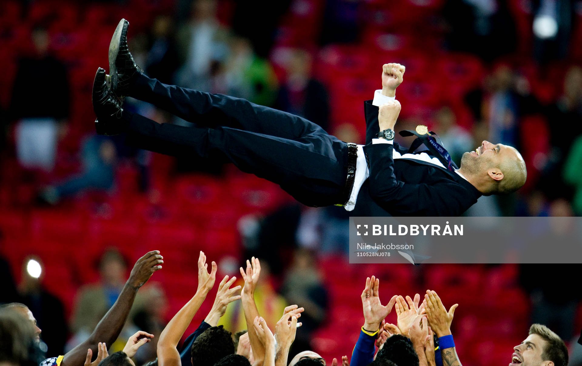  Josep Pep Guardiola, tränare Barcelona hissas, jubel.