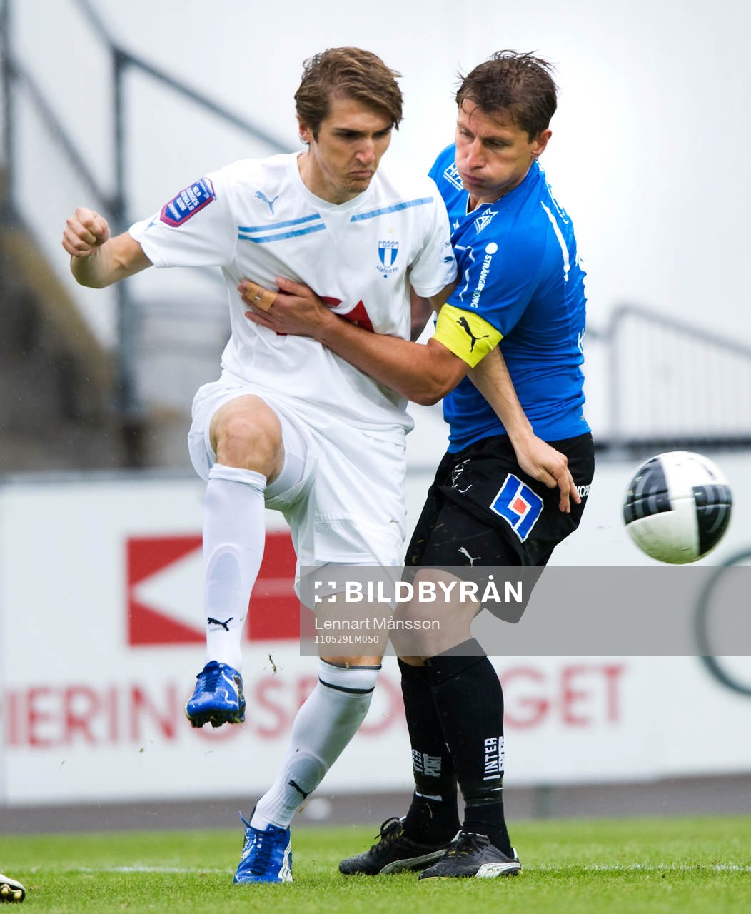 Tomas Zvirgzdauskas, Halmstad, stoppar Dardan Rexhepi,