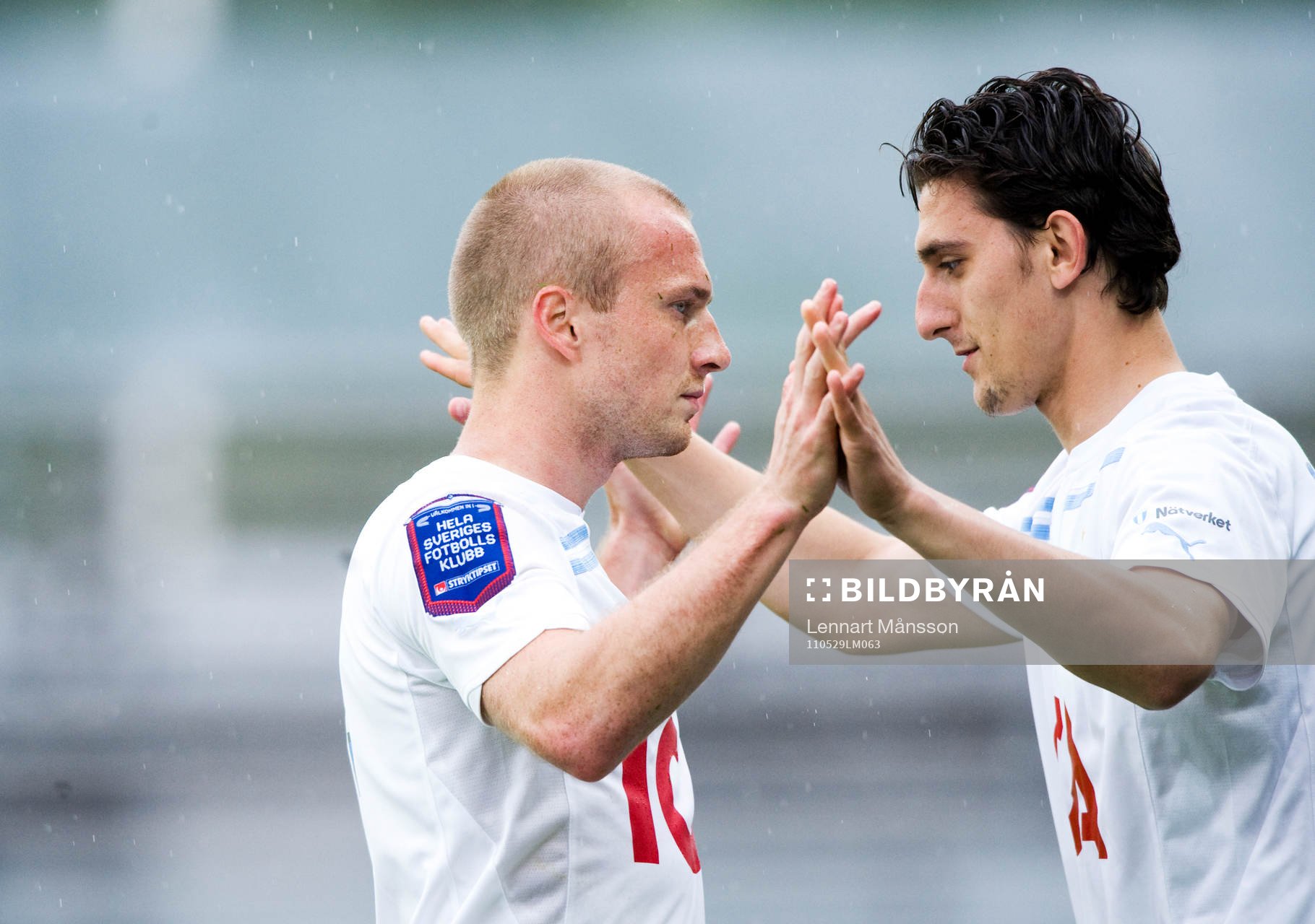 Byte, en skadad matchhjälte, Daniel Larsson, byts av och