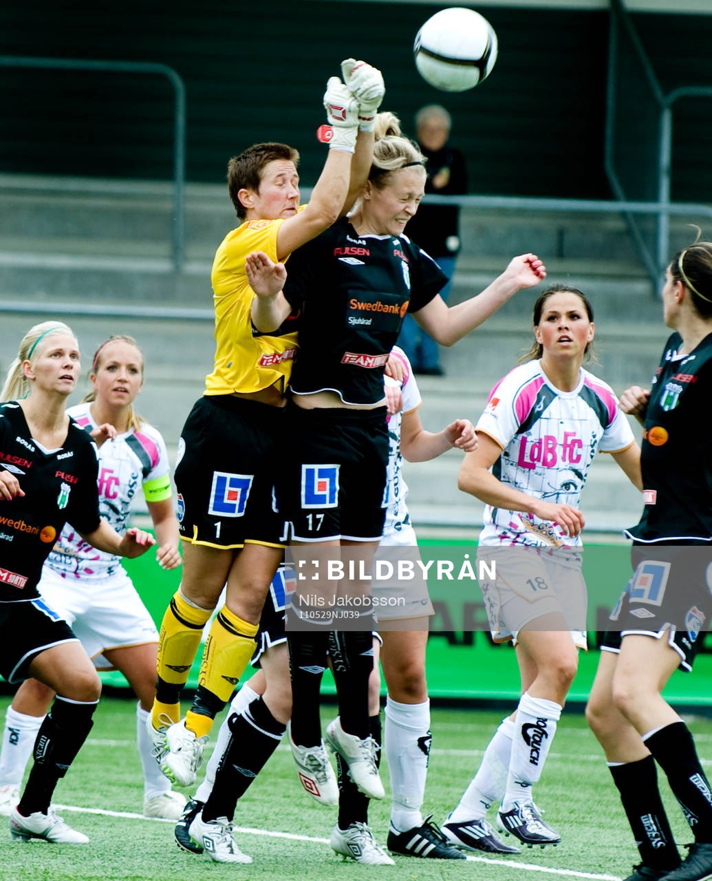 Fia Löfdahl, målvakt, knockar Mimmi Löfwenius,