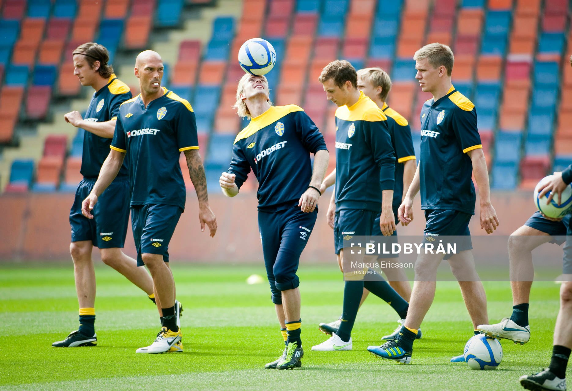 Christian Wilhelmsson balanserar bollen