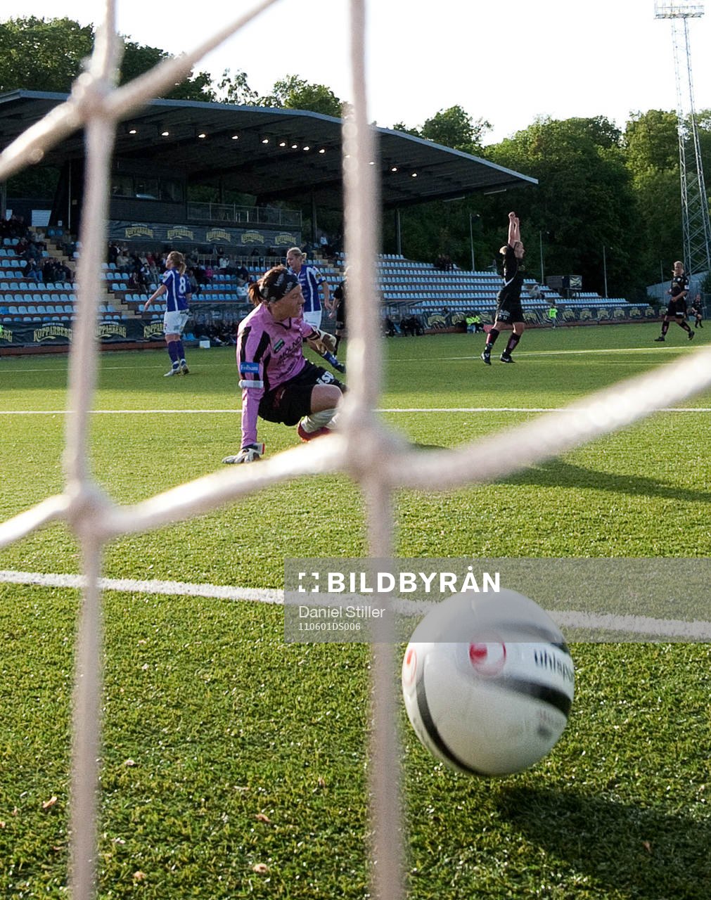 Sara Lindén, Göteborg, gör 1-0, bakom Jenny Olsson,
