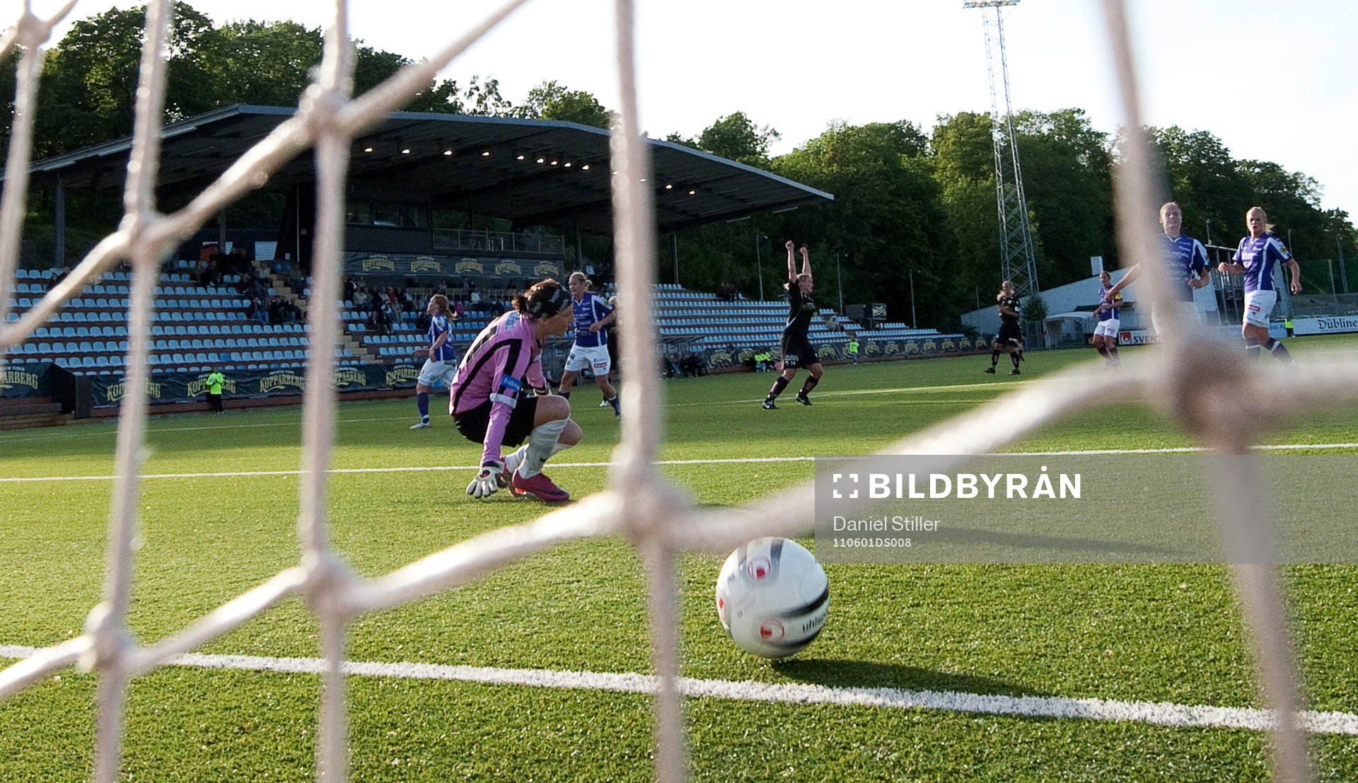 Sara Lindén, Göteborg, gör 1-0, bakom Jenny Olsson,