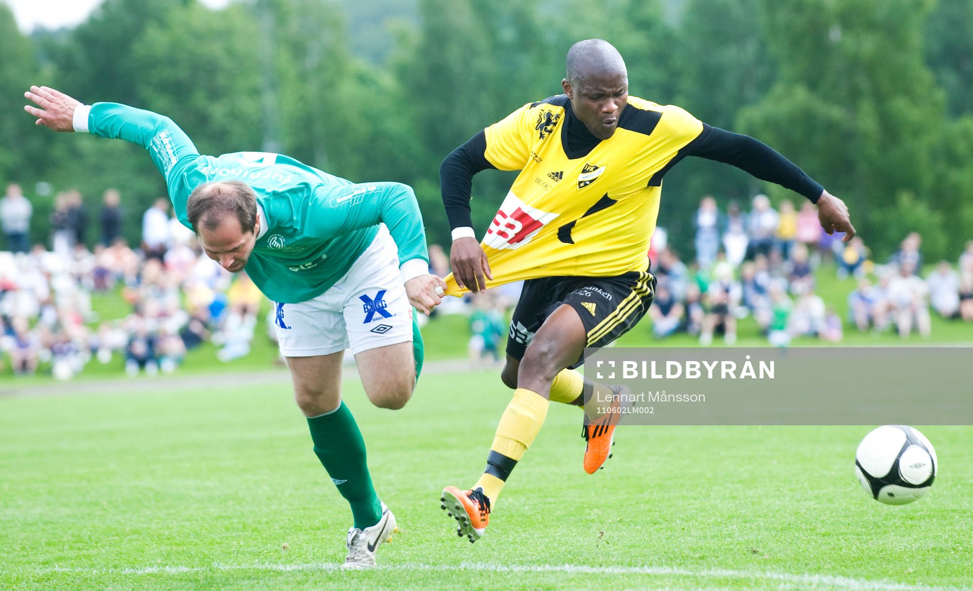 Martin Nilsson, Hässleholms IF, drar nästan av tröjan