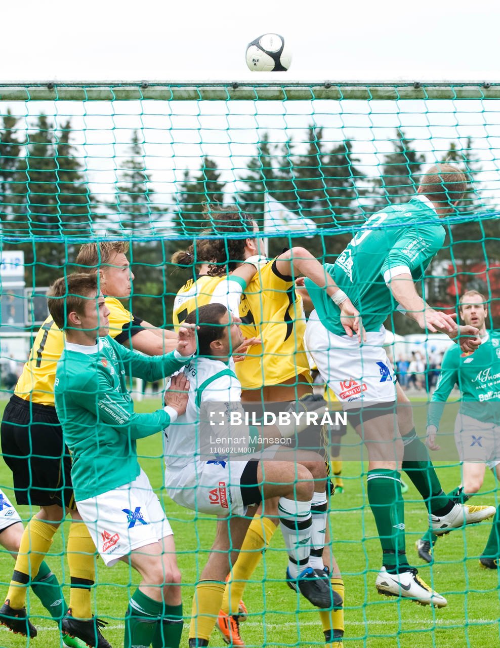 Hörna, Peter Richter, målvakt, Hässleholms IF, tar tag i