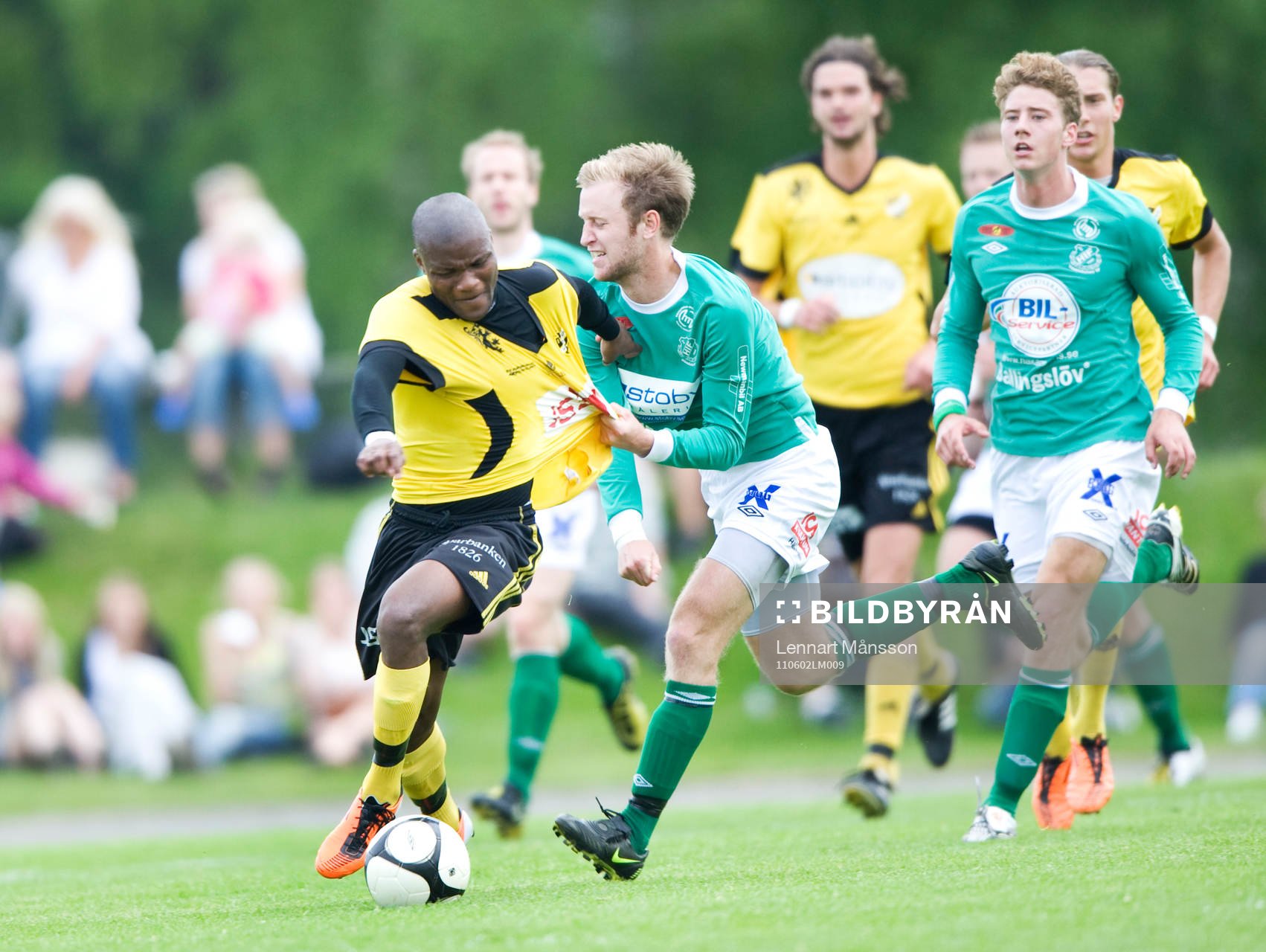 Oskar Olsson, Hässleholms IF, drar tröjan av Tokelo