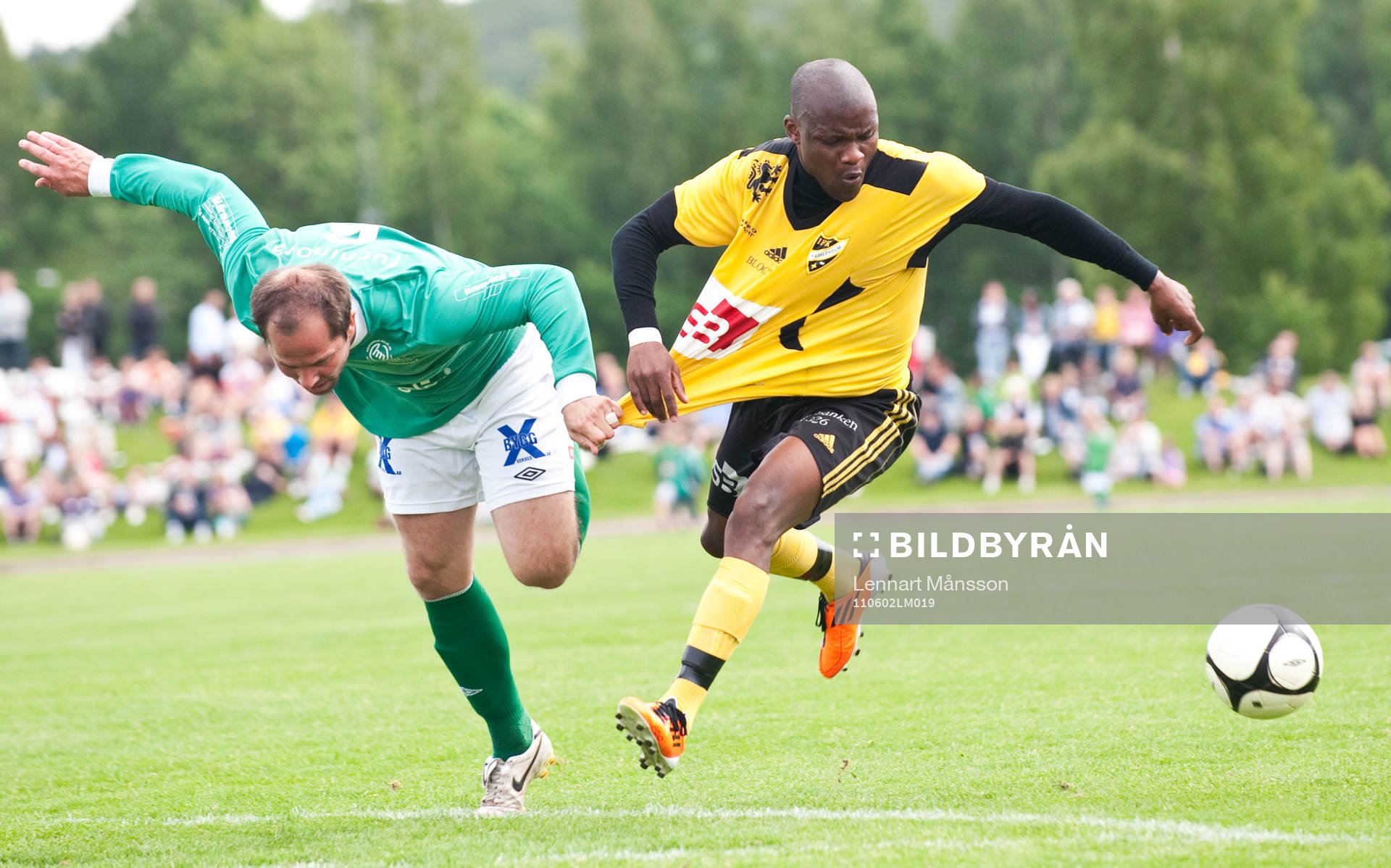 Martin Nilsson, Hässleholms IF, drar nästan av tröjan