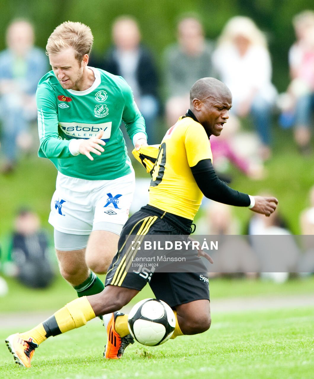 Oskar Olsson, Hässleholms IF, drar tröjan av Tokelo