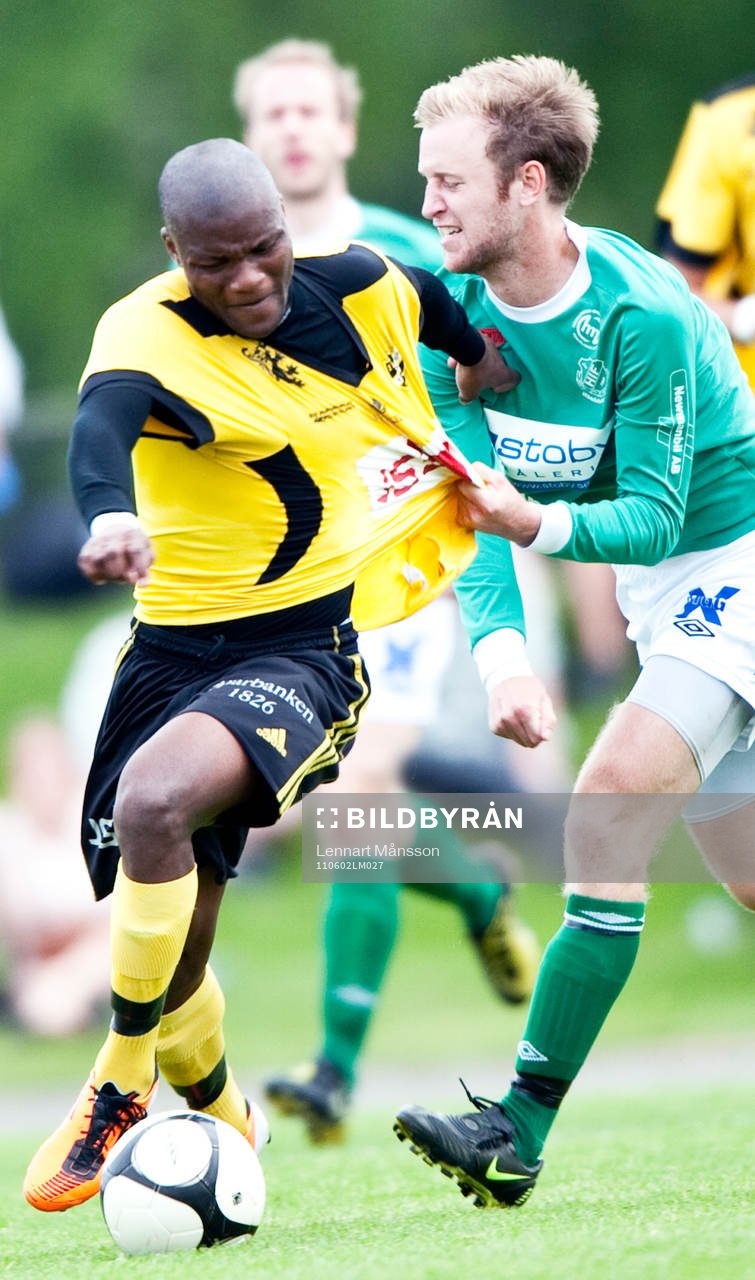 Oskar Olsson, Hässleholms IF, drar tröjan av Tokelo